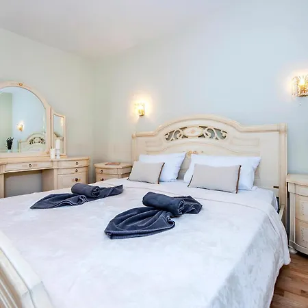 Holiday home 7 Bedroom Amazing In Rovinj