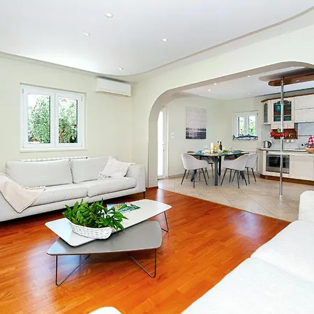 7 Bedroom Amazing In Holiday home *